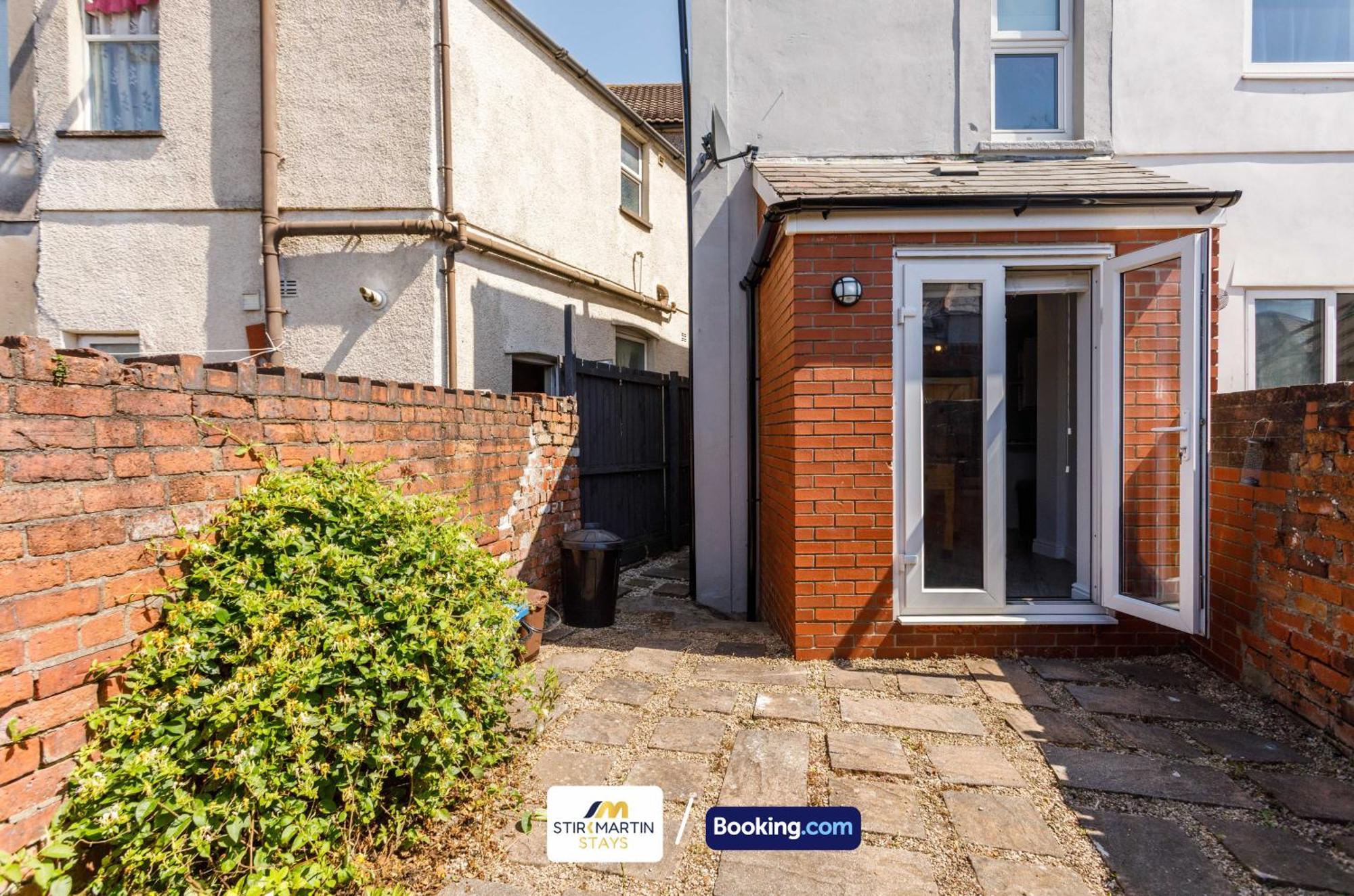 Comfy 3Bed House By Stirkmartin Stays Short Lets & Serviced Accommodation Cardiff With Free Parking & 8Mins To City Centre Exterior photo