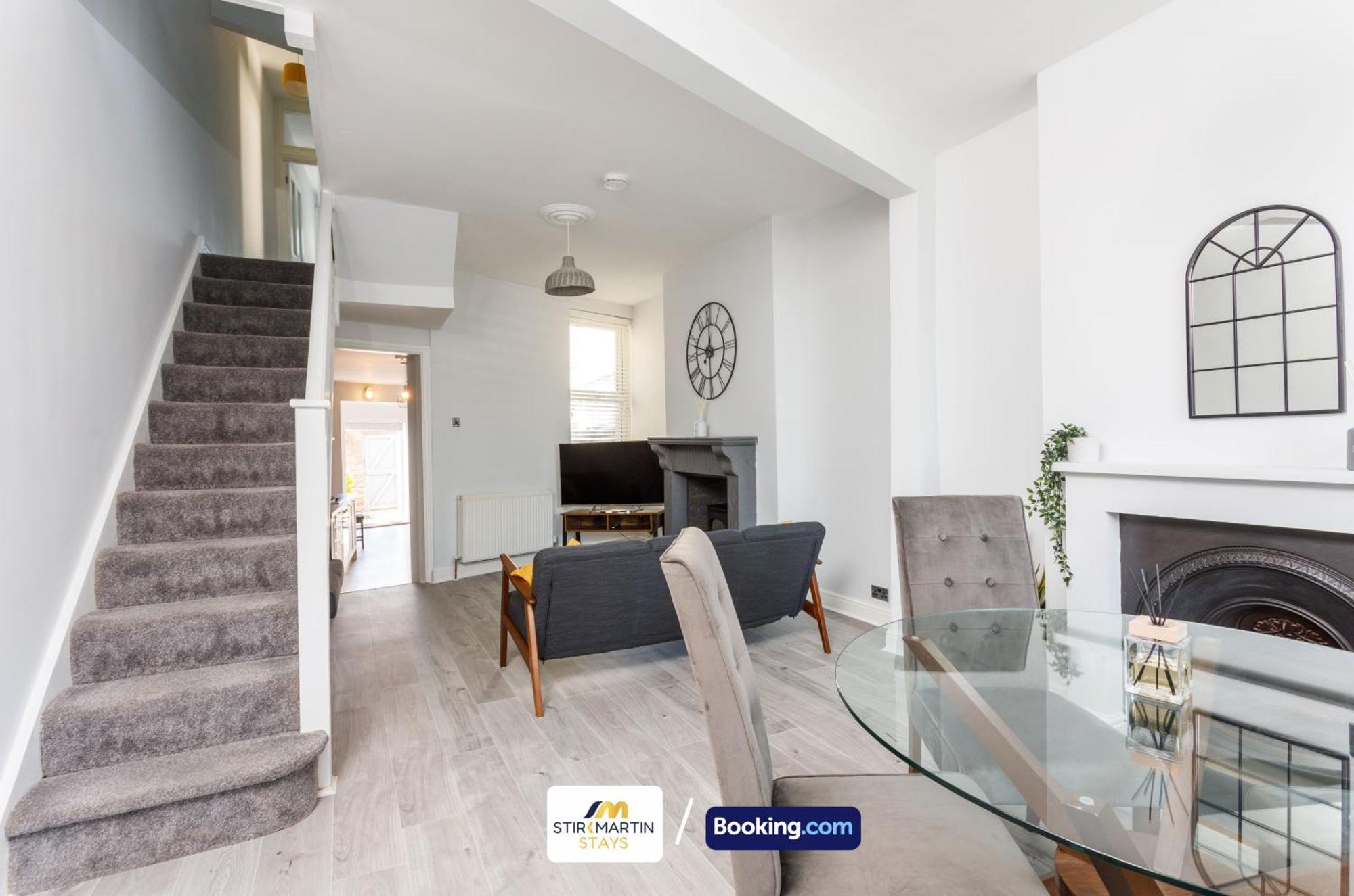 Comfy 3Bed House By Stirkmartin Stays Short Lets & Serviced Accommodation Cardiff With Free Parking & 8Mins To City Centre Exterior photo