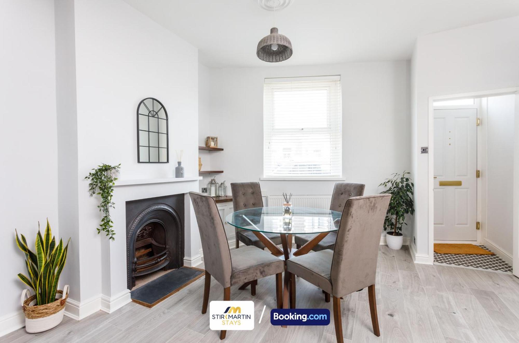 Comfy 3Bed House By Stirkmartin Stays Short Lets & Serviced Accommodation Cardiff With Free Parking & 8Mins To City Centre Exterior photo