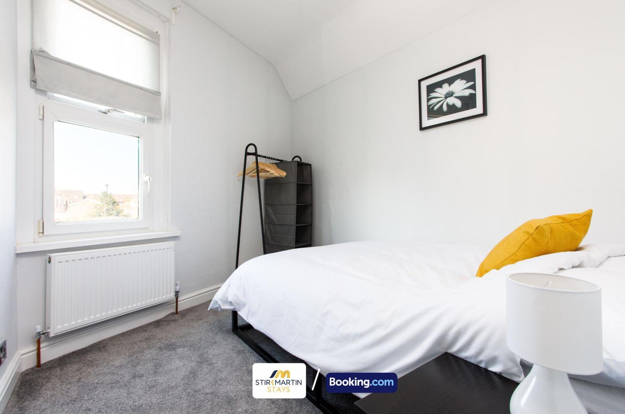 Comfy 3Bed House By Stirkmartin Stays Short Lets & Serviced Accommodation Cardiff With Free Parking & 8Mins To City Centre Exterior photo